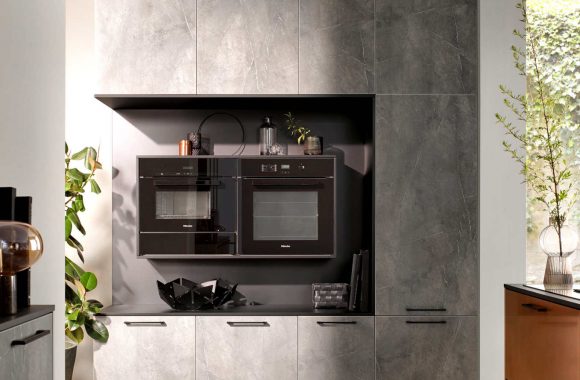 Häcker Design Küche mit Kupfer und Marmor Fronten
